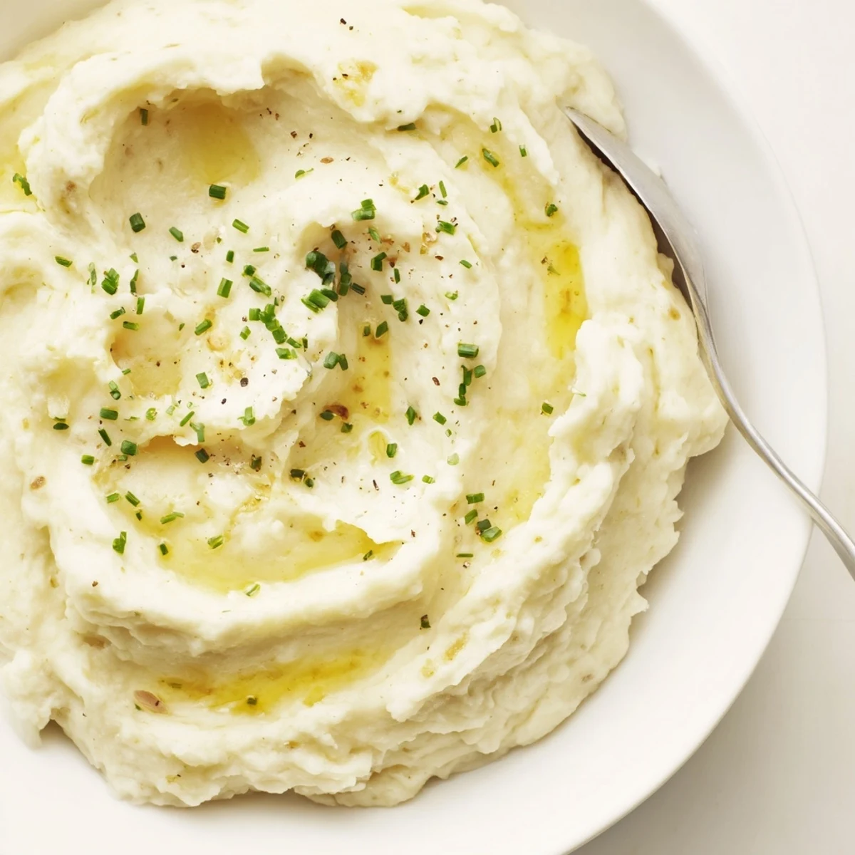 Buttery and decadent garlic mashed potatoes, a gluten-free American classic, ready to be enjoyed.