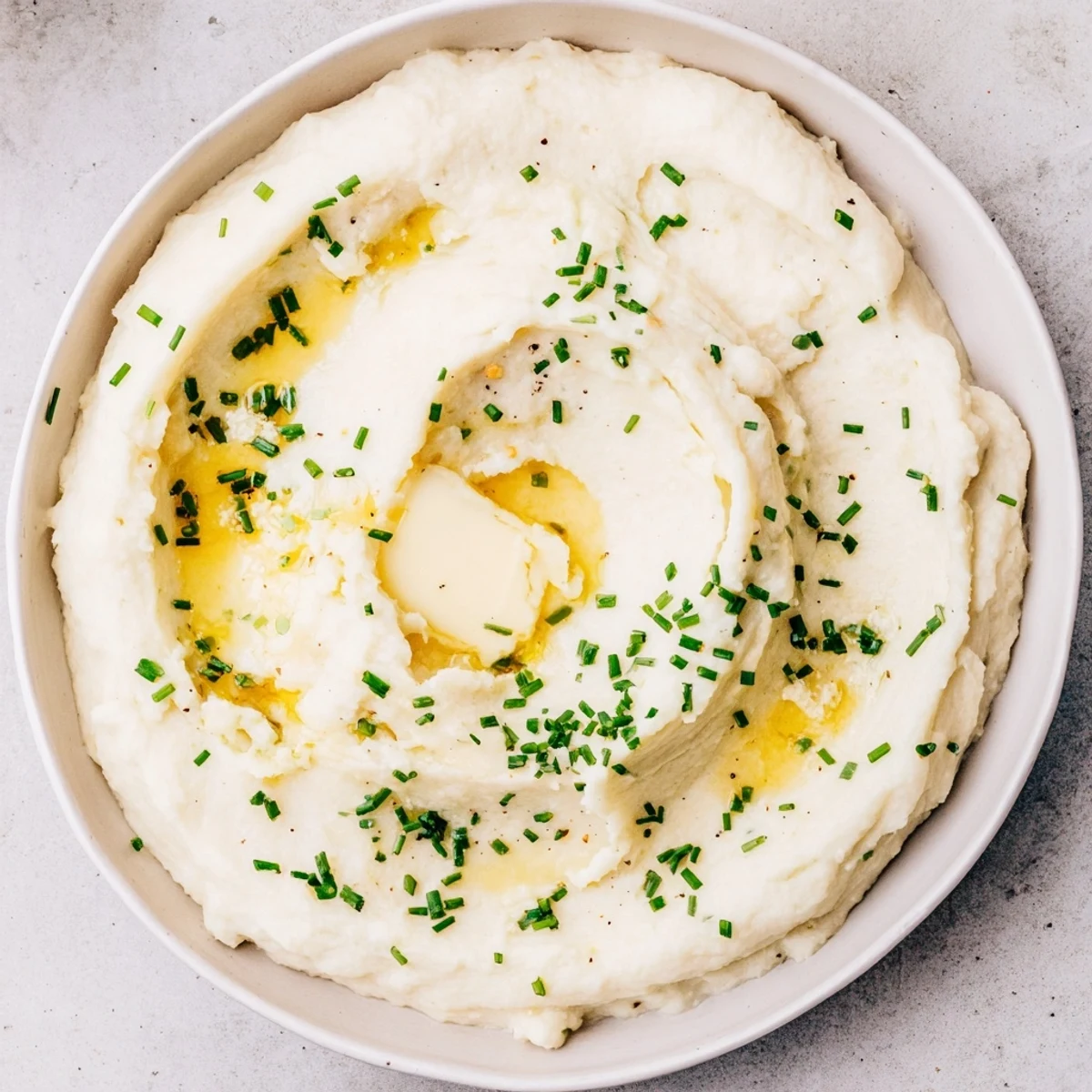 Imagine the subtle garlic flavor in this delicious, dairy-rich Garlic Mashed Cauliflower.